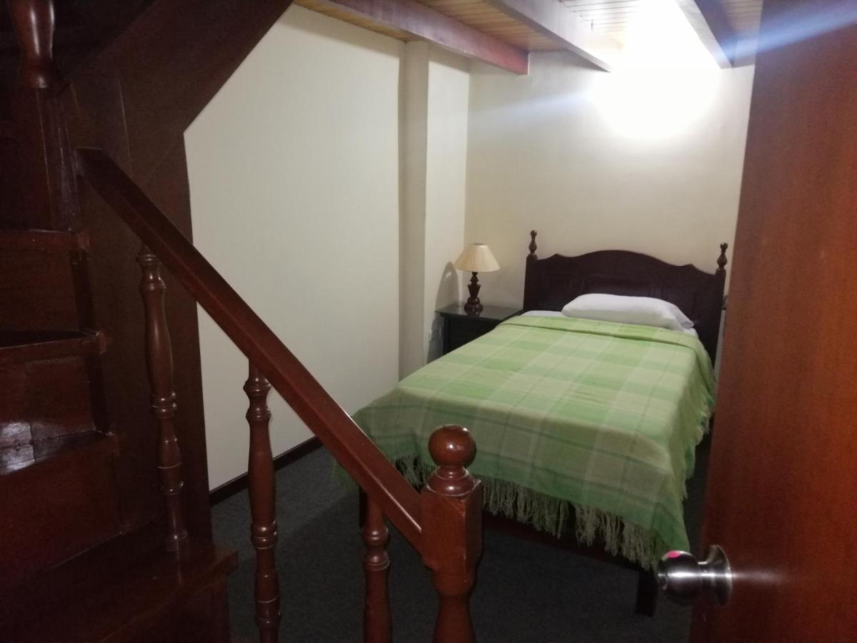 Hostal Victoria Quito Exterior photo